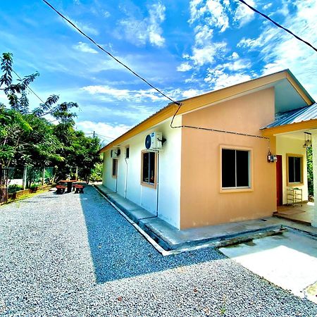 Raees Homestay Kampong Tanjong Minyak Extérieur photo
